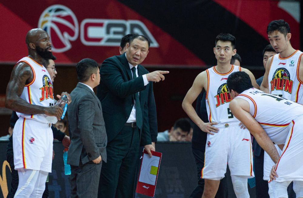 科林蒂安发布备战花絮;训练课后造点机会;CBA季后赛任务艰巨;临场指挥获称赞的简单介绍 科林蒂安发布备战花絮;训练课后造点机会;CBA季后赛任务艰巨;临场指挥获称赞的简单介绍