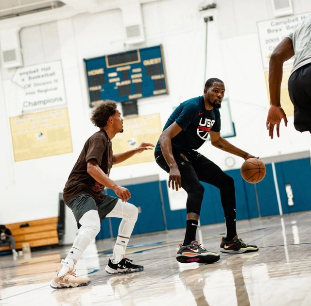 英格兰国家队训练开放日,集结日完成体检引观众欢呼,NBA季后赛在即,官宣口径保持一致 英格兰国家队训练开放日,集结日完成体检引观众欢呼,NBA季后赛在即,官宣口径保持一致