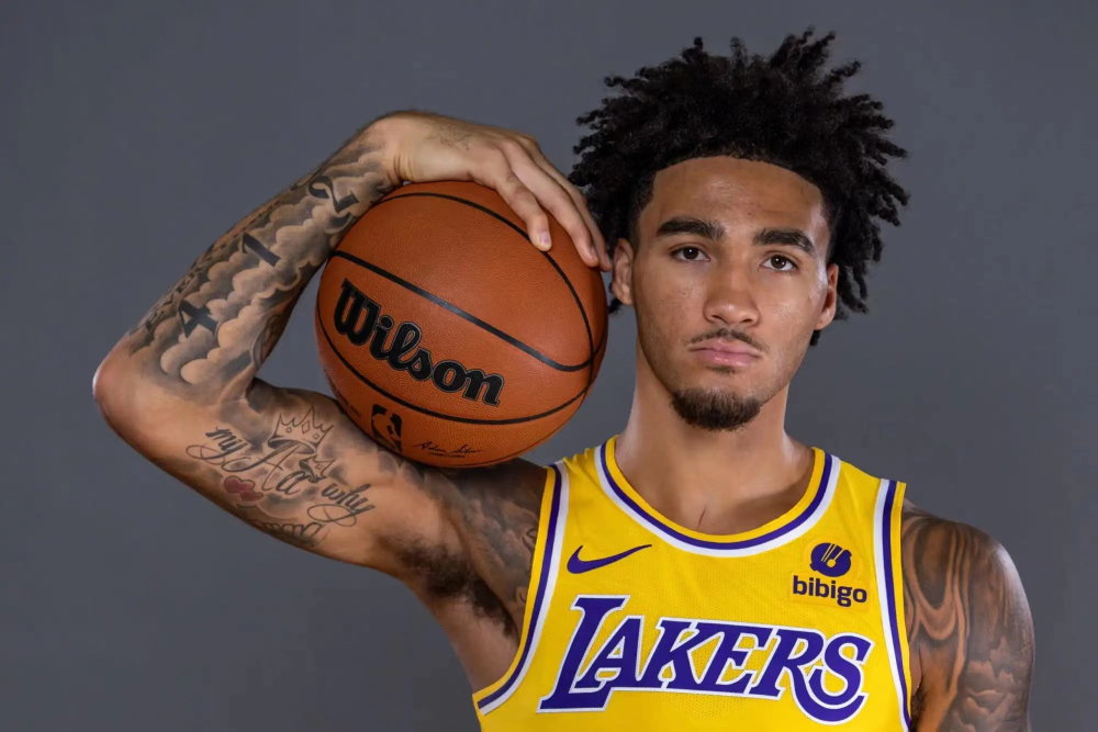 今晨洛杉矶湖人调整名单以备意大利杯，篮板制胜环节打磨，引发热议，轮换策略成焦点的简单介绍